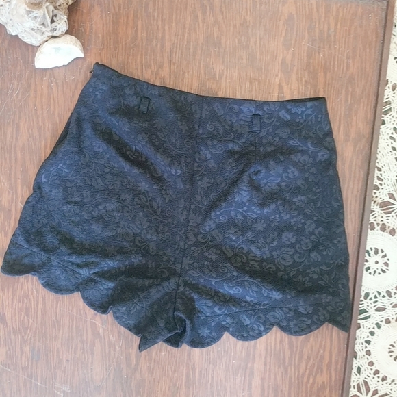 Monteau Pants - Monteau High Rise Scalloped Black Floral Shorts M
